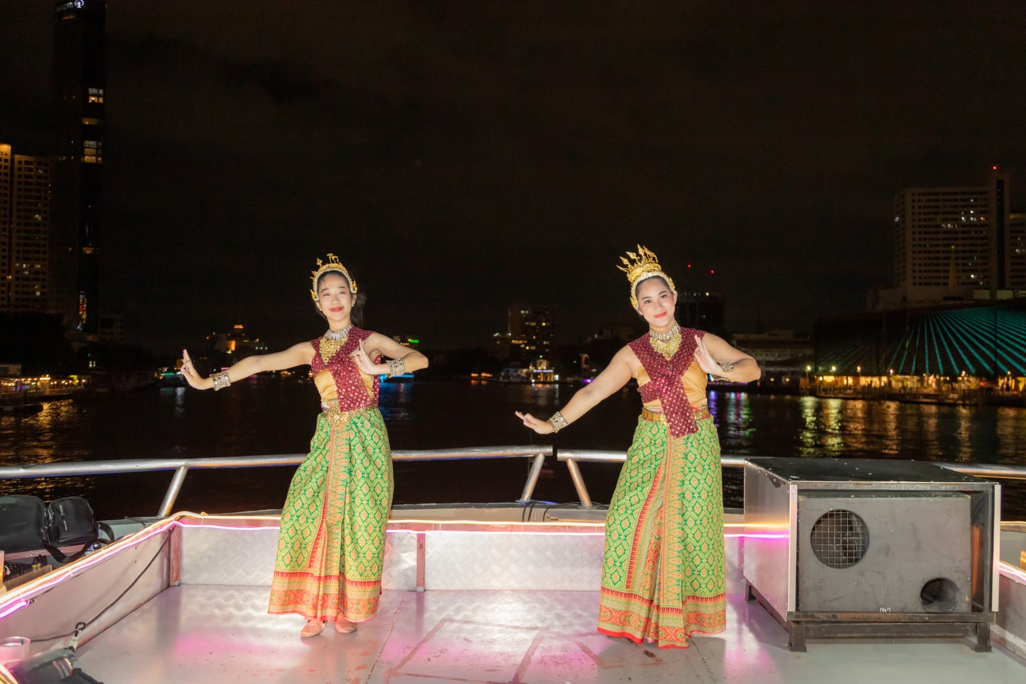 ล่องเรือดินเนอร์ White Orchid River Cruise (โปรโมชั่น มา 4 จ่าย 3 เฉพาะวันจันทร์-วันพฤหัสบดี)