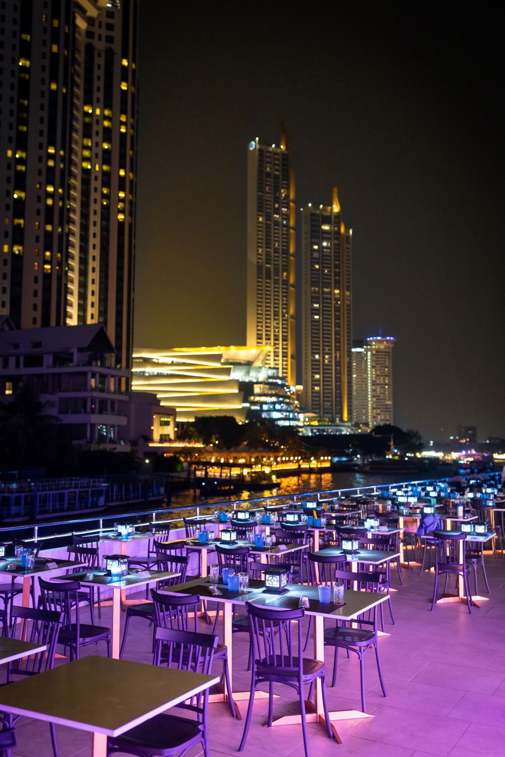 ล่องเรือดินเนอร์ Luxury White (โปรโมชั่น มา 4 จ่าย 3 เฉพาะวันจันทร์-วันพฤหัสบดี)
