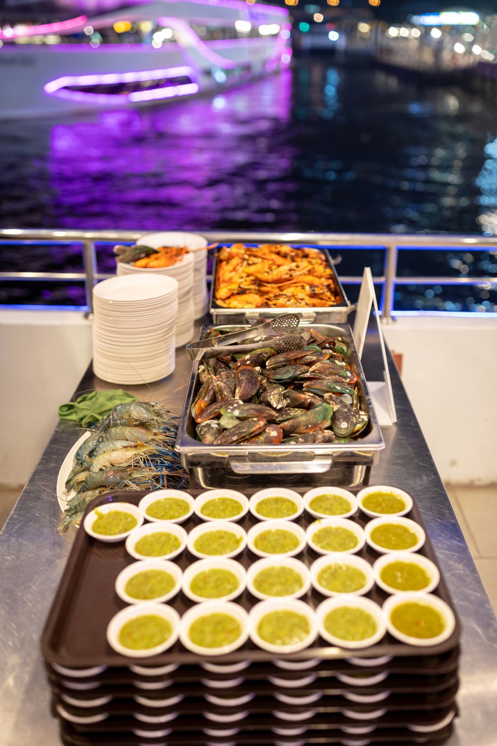 ล่องเรือดินเนอร์ Luxury White (โปรโมชั่น มา 4 จ่าย 3 เฉพาะวันจันทร์-วันพฤหัสบดี)