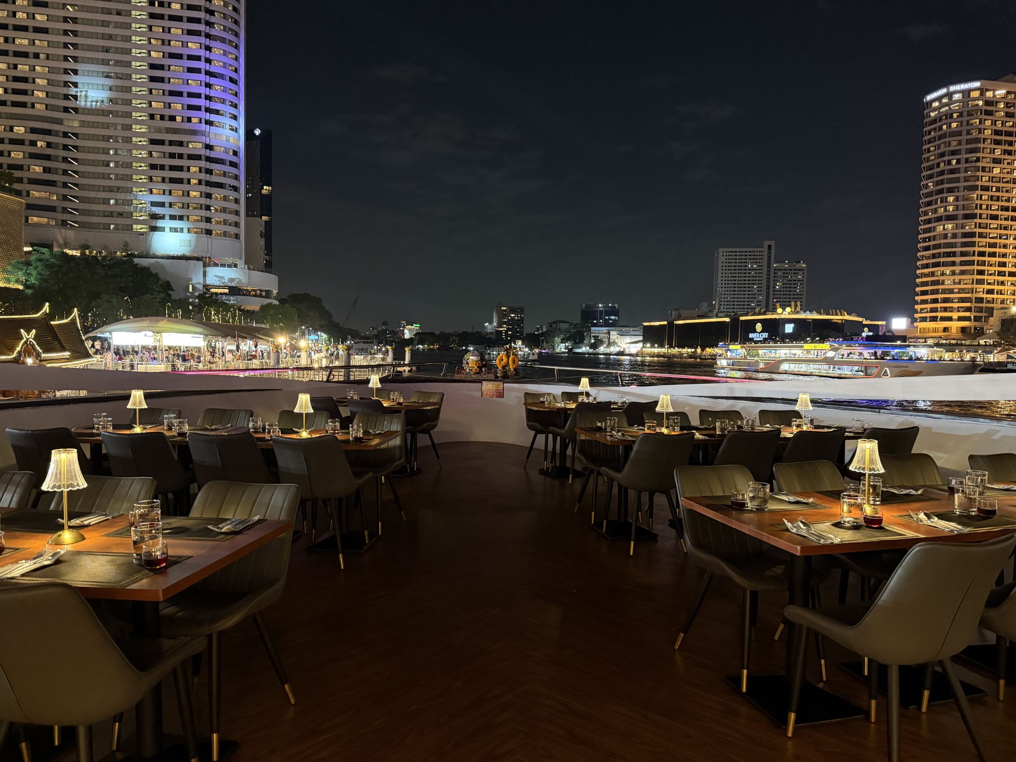 ล่องเรือดินเนอร์ The Opulence Cruise