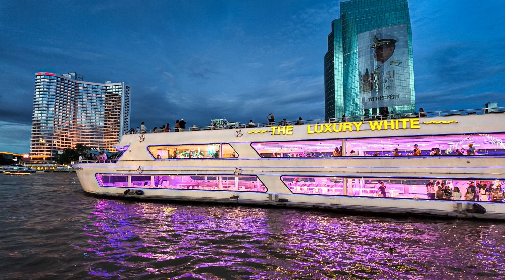 ล่องเรือดินเนอร์ Luxury White (โปรโมชั่น มา 4 จ่าย 3 เฉพาะวันจันทร์-วันพฤหัสบดี)