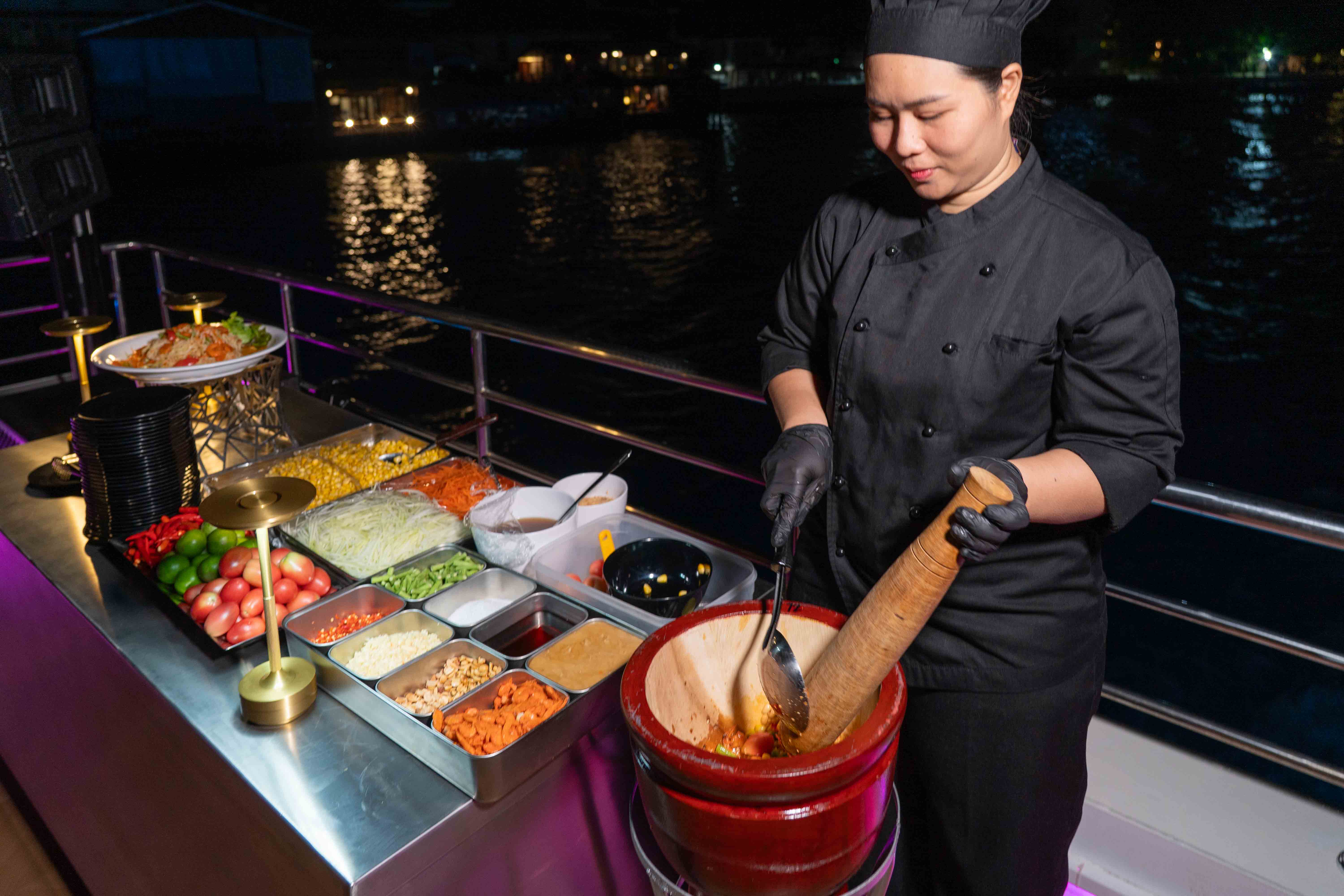 ล่องเรือดินเนอร์ Super Galaxy Cruise